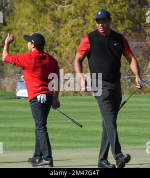 Orlando, Usa. 18.. Dezember 2022. Tiger Woods und sein Sohn Charlie Woods bereiten sich darauf vor, in der letzten Runde der PNC Championship im Ritz-Carlton Golf Club in Orlando das 12.. Loch zu schlagen. (Foto: Paul Hennessy/SOPA Images/Sipa USA) Guthaben: SIPA USA/Alamy Live News Stockfoto