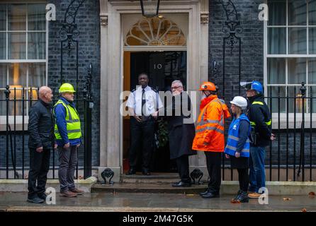 London, England, Großbritannien. 19.. Dezember 2022. Der Generalsekretär der Gemeinschaft ROY RICKHUSS reicht eine Petition an die Downing Street 10 mit Stahlarbeitern ein, die neue Hilfe für die Stahlindustrie fordern. (Bild: © Tayfun Salci/ZUMA Press Wire) Stockfoto