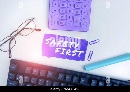 Schild mit der Aufschrift Safety First. Geschäftsübersicht Vermeiden Sie unnötige Risiken Leben Sie sicher vorsichtig Achten Sie auf die Zukunft Stockfoto
