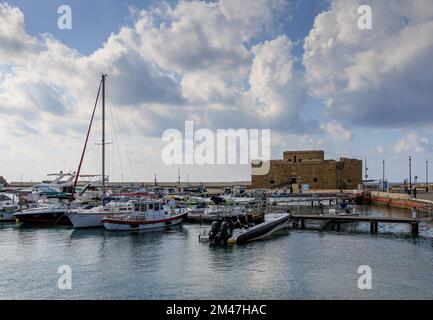 PAPHOS, ZYPERN - NOVEMBER 22: (HERAUSGEBER: Image is a digital [High Dynamic Range] Composite.) Am 22. November 2022 legen Boote vor der Burg von Paphos im Hafen in Paphos, Zypern, an. Stockfoto