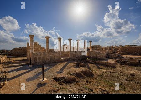 PAPHOS, ZYPERN - NOVEMBER 22: (HERAUSGEBER: Image is a digital [High Dynamic Range] Composite.) Allgemeiner Blick auf die Ruinen eines frühen römischen Hauses im Archäologischen Park Pafos am 22. November 2022 in Paphos, Zypern. Stockfoto