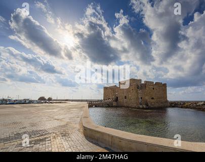 PAPHOS, ZYPERN - NOVEMBER 22: (HERAUSGEBER: Image is a digital [High Dynamic Range] Composite.) Allgemeiner Blick auf die Burg von Paphos im Hafen am 22. November 2022 in Paphos, Zypern. Stockfoto