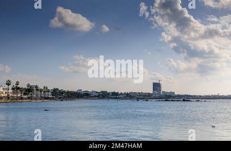 PAPHOS, ZYPERN - NOVEMBER 22: (HERAUSGEBER: Image is a digital [High Dynamic Range] Composite.) Am 22. November 2022 wird an der Sea Promenade in Paphos, Zypern, ein Hochhaus gebaut. Stockfoto