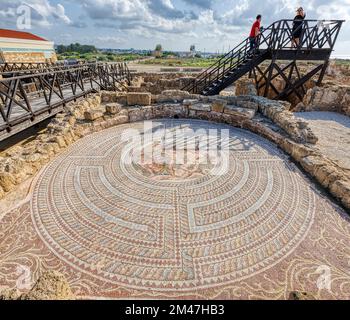 PAPHOS, ZYPERN - NOVEMBER 22: (HERAUSGEBER: Image is a digital [High Dynamic Range] Composite.) Besucher bewundern das Achillesmosaik im Archäologischen Park Pafos am 22. November 2022 in Paphos, Zypern. Stockfoto