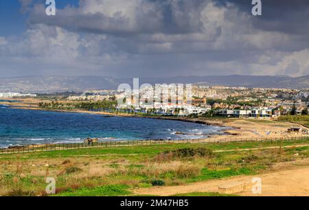 PAPHOS, ZYPERN - NOVEMBER 22: (HINWEIS FÜR REDAKTEURE: Für dieses Bild wurde ein [graduierter] Farbfilter verwendet.) Allgemeiner Blick auf den Lighthouse Beach am 22. November 2022 in Paphos, Zypern. Stockfoto