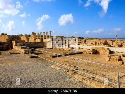 PAPHOS, ZYPERN - NOVEMBER 22: (HINWEIS FÜR REDAKTEURE: Für dieses Bild wurde ein [graduierter] Farbfilter verwendet.) Allgemeiner Blick auf die Ruinen eines frühen römischen Hauses im Archäologischen Park Pafos am 22. November 2022 in Paphos, Zypern. Stockfoto