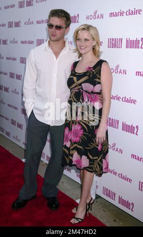 Ryan Phillippe und Reese Witherspoon nehmen am 28. Juni 2003 am United Artists Southampton Theater in Southampton, New York, an der Premiere von „Legal Blonde 2: Red White & Blonde“ Teil. Foto: Henry McGee/MediaPunch Stockfoto