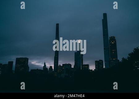 New York Manhattan, 02,10 - 10.10.22: Blick vom Central Park Richtung Hochhäuser bei Nacht mit den Konturen der Wolkenkratzer. Foto: pressefoto Mika Stockfoto