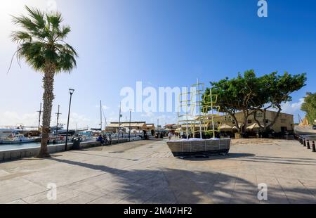 PAPHOS, ZYPERN - NOVEMBER 22: (HINWEIS FÜR REDAKTEURE: Für dieses Bild wurde ein [graduierter] Farbfilter verwendet.) Ein Weihnachtsschiff wird am 22. November 2022 im Hafen in Paphos, Zypern, ausgestellt. Stockfoto