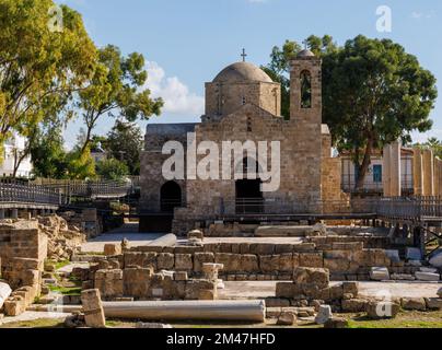 PAPHOS, ZYPERN - NOVEMBER 23: Allgemeiner Blick auf die Kirche Agia Kyriaki Chrysopolitissa am 23. November 2022 in Paphos, Zypern. Stockfoto