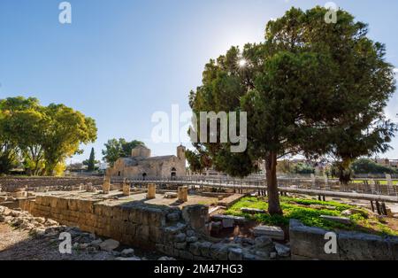 PAPHOS, ZYPERN - NOVEMBER 23: Allgemeiner Blick auf die Kirche Agia Kyriaki Chrysopolitissa am 23. November 2022 in Paphos, Zypern. Stockfoto