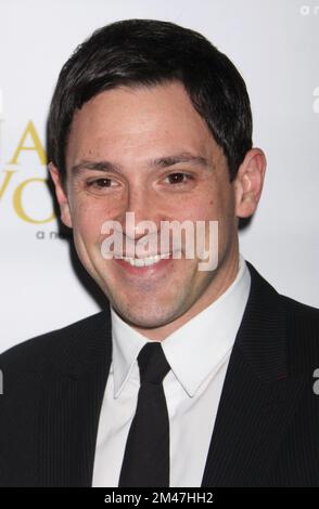 Steve Kazee nimmt am 29. März 2009 an der Eröffnungsnacht-Aufführung von „Irenas Gelübde“ im Walter Kerr Theatre in New York City Teil. Foto: Henry McGee/MediaPunch Stockfoto