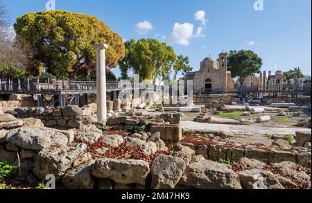 PAPHOS, ZYPERN - NOVEMBER 23: Allgemeiner Blick auf die Kirche Agia Kyriaki Chrysopolitissa am 23. November 2022 in Paphos, Zypern. Stockfoto