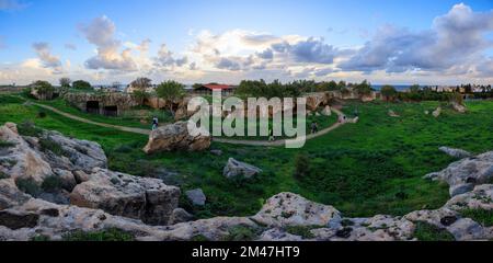 PAPHOS, ZYPERN - NOVEMBER 24: (ANMERKUNG DER REDAKTEURE: Image is a digital [Panorama] Composite.) Menschen gehen am 24. November 2022 in Paphos, Zypern, zu den Katakomben des Fabrica-Hügels. Stockfoto