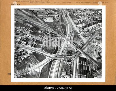 Santa Ana Freeway. Originalüberschrift: Los Angeles, California0-Luftaufnahme mit Blick nach Nordwesten, mit Verbindungsstrukturen über dem Santa Ana Freeway, Route 166, und in der Nähe von Atlantic bouleva5., der den Santa Ana Freeway von links nach rechts über die ausgeweitete Struktur im Vordergrund überquert. Industrial Avenue befindet sich in der linken unteren Ecke des Fotos. Eine vorübergehende Verbindung zur Anaheim Telegraph Road ist oben auf dem Foto. Bundesstaat: Kalifornien. Ort: Santa Ana Freeway. Stockfoto