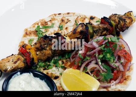 griechisch-mediterranes Hühnchen Souvlaki Kebab mit Salat, Pita-Brot und Tazki Dip Stockfoto