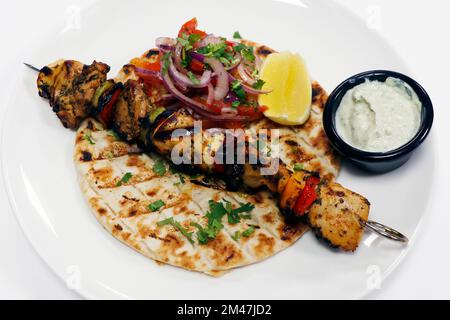 griechisch-mediterranes Hühnchen Souvlaki Kebab mit Salat, Pita-Brot und Tazki Dip Stockfoto