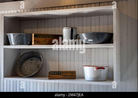 Altes weißes Holzregal in einer Küche, in einem Haus aus dem fernen und alten Westen Stockfoto