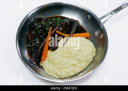 Langsam gekochte Lammschulter mit Gemüse und Kartoffelpüree Stockfoto