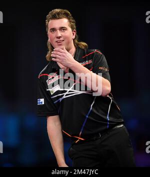 Der niederländische Danny Jansen im Kampf gegen den philippinischen Paolo Nebrida am fünften Tag der Cazoo-Darts-Weltmeisterschaft im Alexandra Palace, London. Foto: Montag, 19. Dezember 2022. Stockfoto