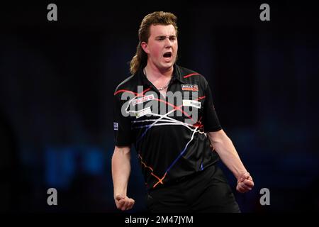 Der niederländische Danny Jansen im Kampf gegen den philippinischen Paolo Nebrida am fünften Tag der Cazoo-Darts-Weltmeisterschaft im Alexandra Palace, London. Foto: Montag, 19. Dezember 2022. Stockfoto