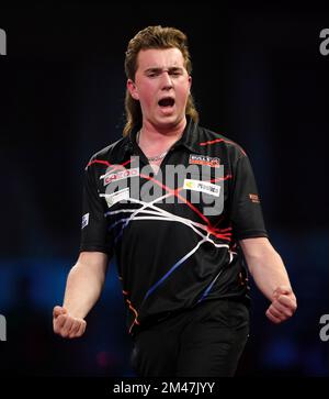 Der niederländische Danny Jansen im Kampf gegen den philippinischen Paolo Nebrida am fünften Tag der Cazoo-Darts-Weltmeisterschaft im Alexandra Palace, London. Foto: Montag, 19. Dezember 2022. Stockfoto