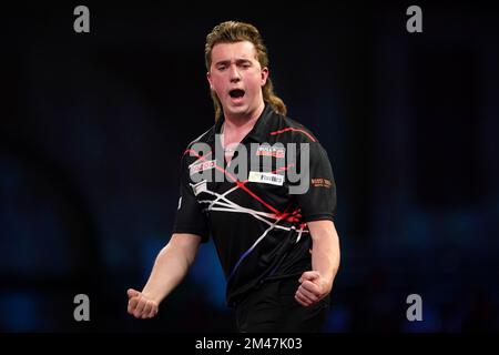 Der niederländische Danny Jansen im Kampf gegen den philippinischen Paolo Nebrida am fünften Tag der Cazoo-Darts-Weltmeisterschaft im Alexandra Palace, London. Foto: Montag, 19. Dezember 2022. Stockfoto