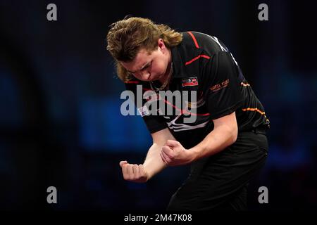 Der niederländische Danny Jansen im Kampf gegen den philippinischen Paolo Nebrida am fünften Tag der Cazoo-Darts-Weltmeisterschaft im Alexandra Palace, London. Foto: Montag, 19. Dezember 2022. Stockfoto