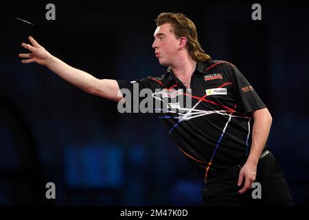 Der niederländische Danny Jansen im Kampf gegen den philippinischen Paolo Nebrida am fünften Tag der Cazoo-Darts-Weltmeisterschaft im Alexandra Palace, London. Foto: Montag, 19. Dezember 2022. Stockfoto