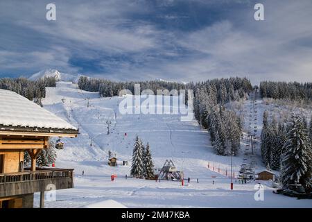 Skipiste in La Clusaz (Manigod), Croix Fry, Winter in den französischen Alpen. Stockfoto