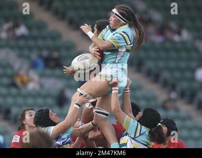 WomenHH erstes Testspiel zwischen Hongkong (rot) und Kasachstan (helltürkis) auf dem Siu Sai Wan Sportplatz. Kasachstan HH Daiana Kazibekova ist eine Herausforderung für den Ball. 10DEC22 SCMP/Jonathan Wong Stockfoto