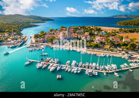 Die historische Stadt Osor verbindet die Inseln Cres und Losinj aus der Vogelperspektive, die Kvarner-Inselgruppe von Kroatien Stockfoto