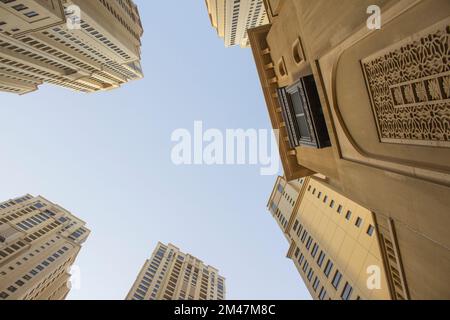 Dubai, Vereinigte Arabische Emirate - 19.. Januar 2017: Blick von unten auf einige Gebäude in Marinations Jumeirah Stockfoto
