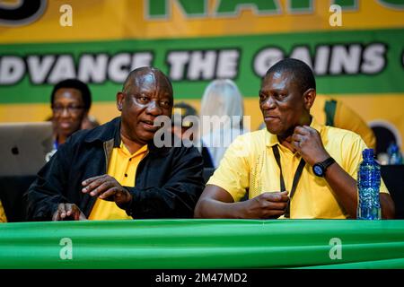 Johannesburg. 19.. Dezember 2022. Der südafrikanische Präsident Cyril Ramaphosa (L), der zum Präsidenten des Afrikanischen Nationalkongresses (ANC) wiedergewählt wurde, spricht mit Paul Mashatile (R), dem neu gewählten stellvertretenden Präsidenten des ANC, während der 55.. Nationalen Konferenz des ANC am 19. Dezember 2022 in Johannesburg, Südafrika. Cyril Ramaphosa, Präsident der Regierungspartei Südafrikas, des Afrikanischen Nationalkongresses (ANC), wurde nach den am Montag veröffentlichten Wahlergebnissen für eine zweite Amtszeit von fünf Jahren erneut gewählt, um die Partei zu führen. Kredit: Xinhua/Alamy Live News Stockfoto