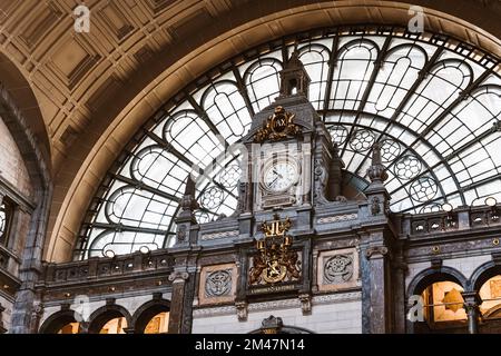 Bahnhof Antwerpen, Belgien. Viktorianisches Innendesign des Hauptbahnhofs von Antwerpen Stockfoto