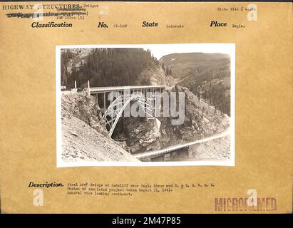 Steel Arch Bridge in Redcliff über Eagle River und Denver und Rio Grande Western Railroad. Originalunterschrift: Steel Arch Bridge in Redcliff über Eagle River und D. & R. G. W. R. Fotos des abgeschlossenen Projekts vom 21. August 1941. Allgemeiner Blick nach Südosten. Bundesstaat Colorado. Ort: Eagle. Stockfoto