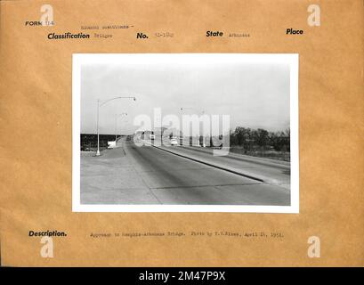 Anfahrt zur Memphis-Arkansas-Brücke. Originalüberschrift: Approach to Memphis -Arkansas Bridge. Foto: T. W. Kines, 14. April 1951. Bundesstaat: Arkansas. Stockfoto
