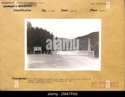 Steel Arch · Brücke in Redcliff über Eagle River und Denver und Rio Grande Western Railroad. Originalüberschrift: Steel Arch · Bridge in Redcliff über dem Eagle River und D. & R. G. W. R. Fotos des abgeschlossenen Projekts vom 21. August 1941. Allgemeiner Blick nach Süden über die Brücke. Bundesstaat Colorado. Ort: Eagle. Stockfoto