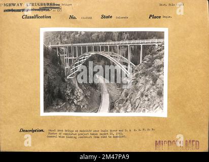 Steel Arch · Brücke in Redcliff über Eagle River und Denver und Rio Grande Western Railroad. Originalüberschrift: Steel Arch · Bridge in Redcliff über dem Eagle River und D. & R. G. W. R. Fotos des abgeschlossenen Projekts vom 21. August 1941. Allgemeiner Blick nach Osten von der Straße nach Redcliff. Bundesstaat Colorado. Ort: Eagle. Stockfoto