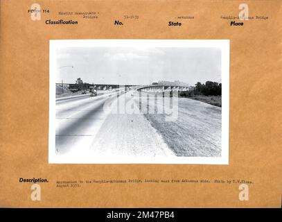 Anfahrt zur Memphis-Arkansas-Brücke. Originalüberschrift: Annäherung an die Memphis -Arkansas Bridge mit Blick nach Osten von der Arkansas-Seite. Foto: T. W. Kines, August 1951. Bundesstaat: Arkansas. Ort: Memphis-Arkansas Bridge. Stockfoto