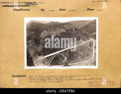 Steel Arch · Brücke in Redcliff über Eagle River und Denver und Rio Grande Western Railroad. Originalüberschrift: Steel Arch · Bridge in Redcliff über dem Eagle River und D. & R. G. W. R. Fotos des abgeschlossenen Projekts vom 21. August 1941. Allgemeine Sicht nach Südosten von der Hauptstraße, die während des Autobahnbaus als Umweg verwendet wird. Die untere Straße bedient jetzt die Stadt Redcliff. Bundesstaat Colorado. Ort: Eagle. Stockfoto