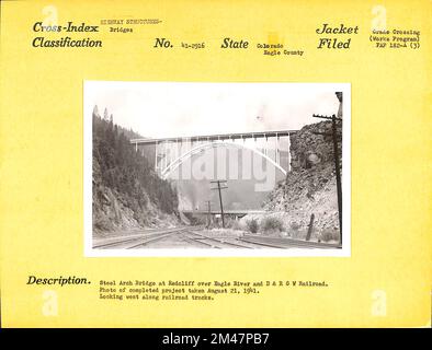 Steel Arch · Brücke in Redcliff über Eagle River und Denver und Rio Grande Western Railroad. Originalüberschrift: Steel Arch · Bridge in Redcliff über Eagle River und D. & R. G. W. R. R. Fotos des abgeschlossenen Projekts vom 21. August 1941. Blick nach Westen entlang der Eisenbahnschienen. Bundesstaat Colorado. Ort: Eagle County. Stockfoto