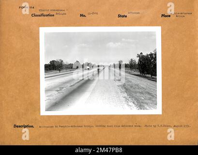 Anfahrt zur Memphis-Arkansas-Brücke. Originalüberschrift: Annäherung an die Memphis -Arkansas Bridge mit Blick nach Osten von der Arkansas-Seite. Foto: T. W. Kines, August 1951. Bundesstaat: Arkansas. Ort: Memphis-Arkansas Bridge. Stockfoto