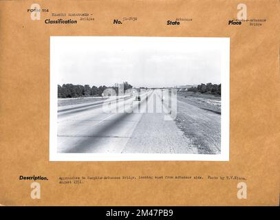 Anfahrt zur Memphis-Arkansas-Brücke. Originalüberschrift: Annäherung an die Memphis -Arkansas Bridge mit Blick nach Osten von der Arkansas-Seite. Foto: T. W. Kines, August 1951. Bundesstaat: Arkansas. Ort: Memphis-Arkansas Bridge. Stockfoto