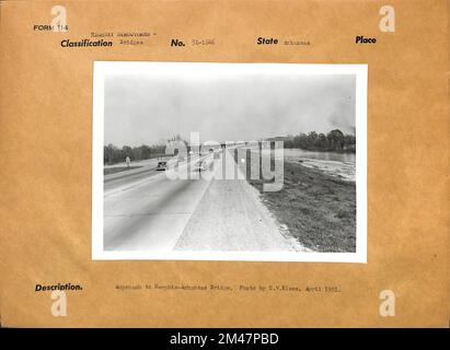 Anfahrt zur Memphis-Arkansas-Brücke. Originalüberschrift: Approach to Memphis -Arkansas Bridge. Foto: T. W. Kines, April 1951. Bundesstaat: Arkansas. Stockfoto