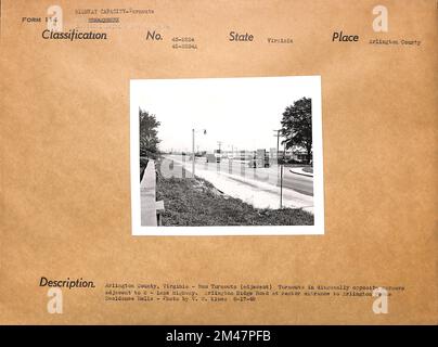 Arlington County, Virginia - Busabfahrt. Originaltitel: Arlinton County, Virginia - Busabfahrt (angrenzend) in diagonal gegenüberliegenden Ecken neben den 2-spurigen Highways - Arlington Ridge Road am Haupteingang zu den Arlington Farms Residence Halls. Foto: T. W. Kines 8-17-1945. Bundesstaat Virginia. Ort: Arlington County. Stockfoto