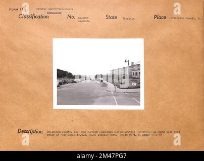 Arlington County, Virginia - Busabfahrt. Originaltitel: Arlington County, Virginia Busabfahrt (angrenzend und getrennt) Richtung Osten in South Gate Road vor dem Navy Annex (F.O.B. Nr. 2) nach Osten. Foto: T. W. Kines 9-13-45. Bundesstaat Virginia. Ort: Arlington County. Stockfoto