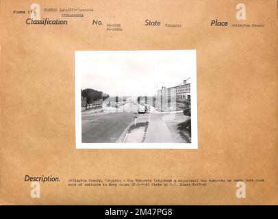 Arlington County, Virginia - Busabfahrt. Ursprünglicher Titel: Arlinton County, Virginia - Busabfahrten (angrenzend und getrennt) Busabfahrten auf der South Gate Road östlich des Eingangs zum Navy Annex (F.O.B.2). Foto: T. W. Kines 8-17-45. Bundesstaat Virginia. Ort: Arlington County. Stockfoto