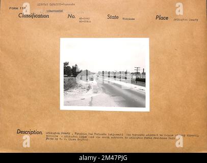 Arlington County, Virginia - Busabfahrt. Originaltitel: Arlinton County, Virginia - Bushaltestelle (angrenzend) Bushaltestelle neben dem 2-spurigen Highway direkt gegenüber - Arlington Ridge Road über den Südeingang zu den Arlington Farms Residence Halls. Foto: T. W. Kines 8-17-1945. Bundesstaat Virginia. Ort: Arlington County. Stockfoto