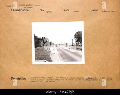 Arlington County, Virginia - Busabfahrt. Originaltitel: Arlinton County, Virginia - Busabfahrt (angrenzend) an diagonal gegenüberliegenden Ecken 2-spurige Highways - Arlington Ridge Road am Haupteingang zu den Arlington Farms Residence Halls. Foto: T. W. Kines 8-17-1945. Bundesstaat Virginia. Ort: Arlington County. Stockfoto